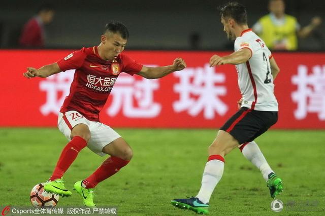 德劳伦蒂斯与那不勒斯教练组在试图全力说服泽林斯基留队，但显然尤文和国米的追求对他的续约起到了一定的影响。